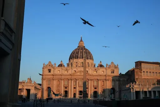 Vatikani hap hetimin e parë për abuzim seksual ndaj një peshkopi spanjoll