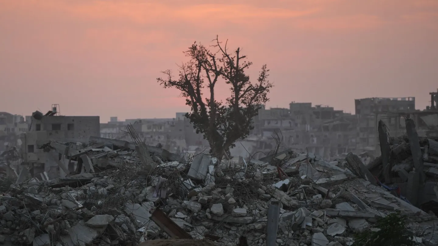 Israel demole casas palestinianas em Gaza e lança ataques sobre Khan Younis apesar do cessar-fogo