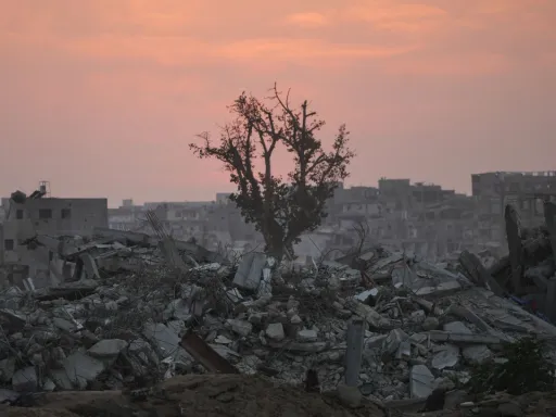 Israel demole casas palestinianas em Gaza e lança ataques sobre Khan Younis apesar do cessar-fogo