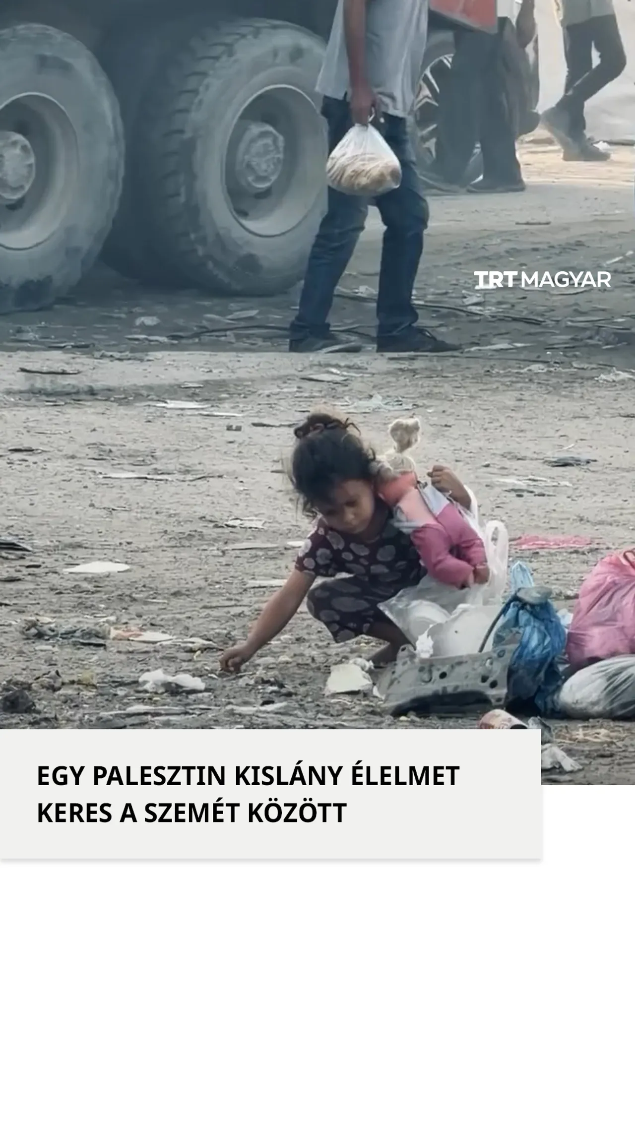 Egy palesztin kislány a Gázában folytatódó blokád közepette ételt keres a szemét között