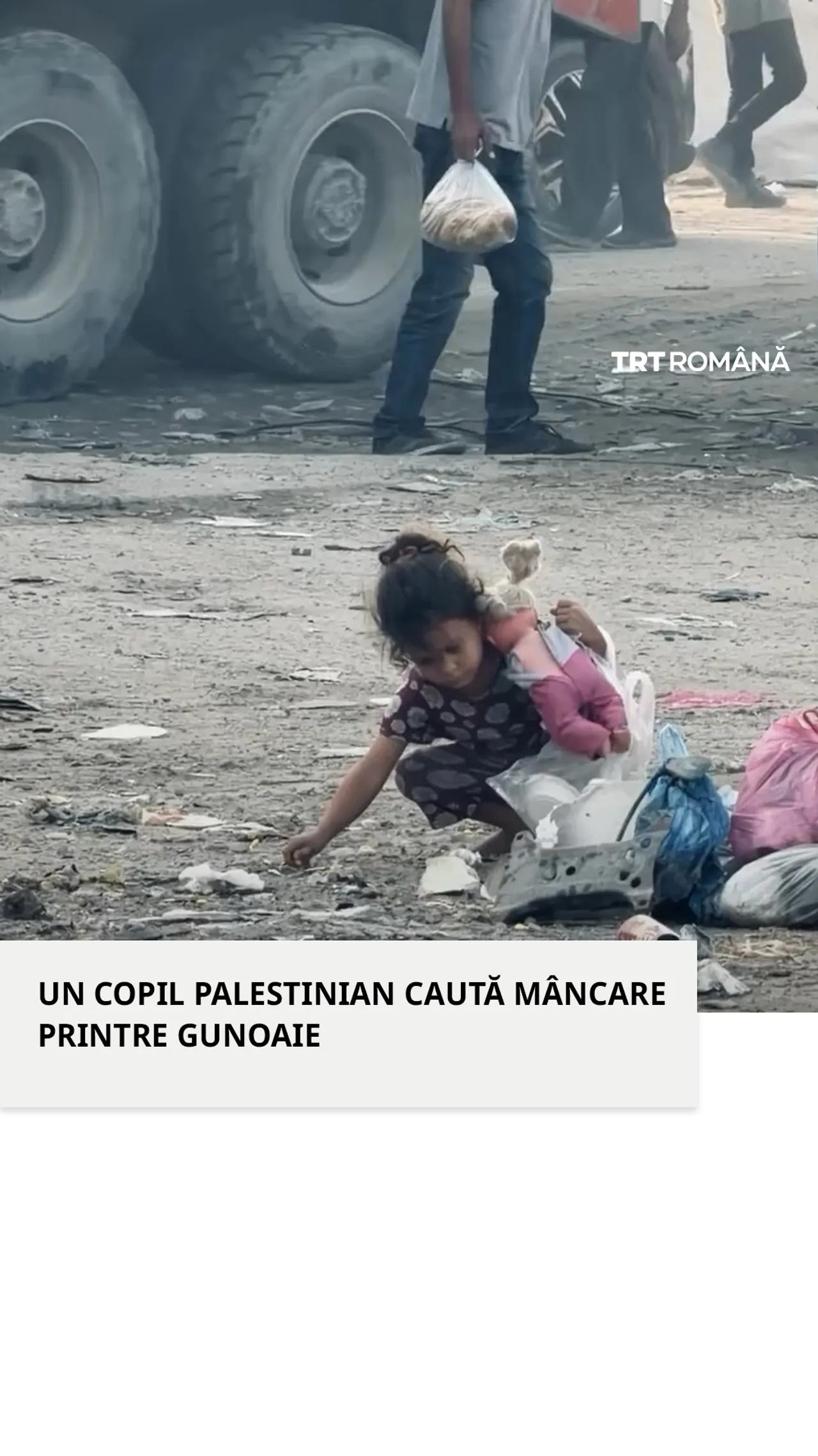 O micuță palestiniană caută mâncare printre gunoaie în mijlocul blocadei continue din Gaza