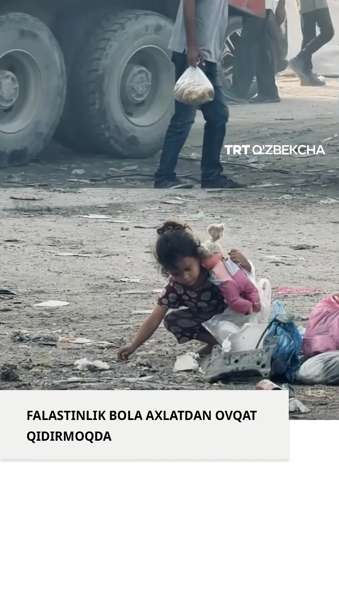 Falastinlik bir bola axlat orasidan ovqat qidirmoqda