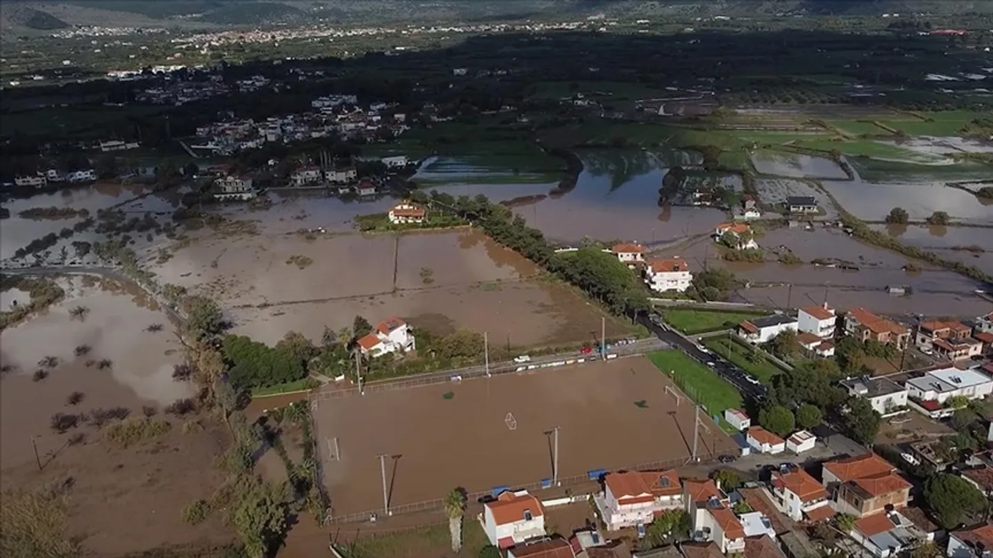 Reshjet e dendura shkaktojnë përmbytje në ishullin Lesbos të Greqisë