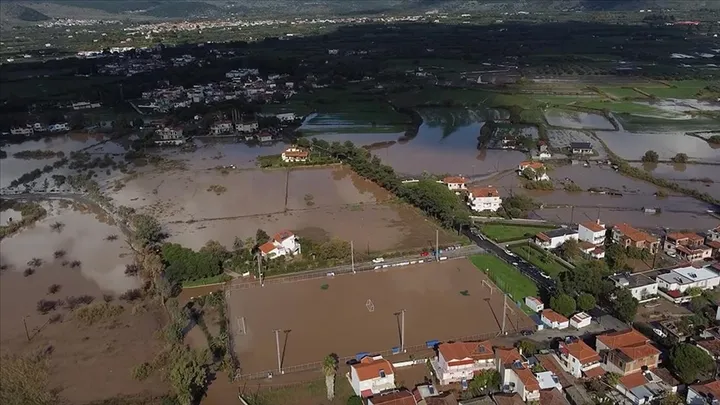 Reshjet e dendura shkaktojnë përmbytje në ishullin Lesbos të Greqisë