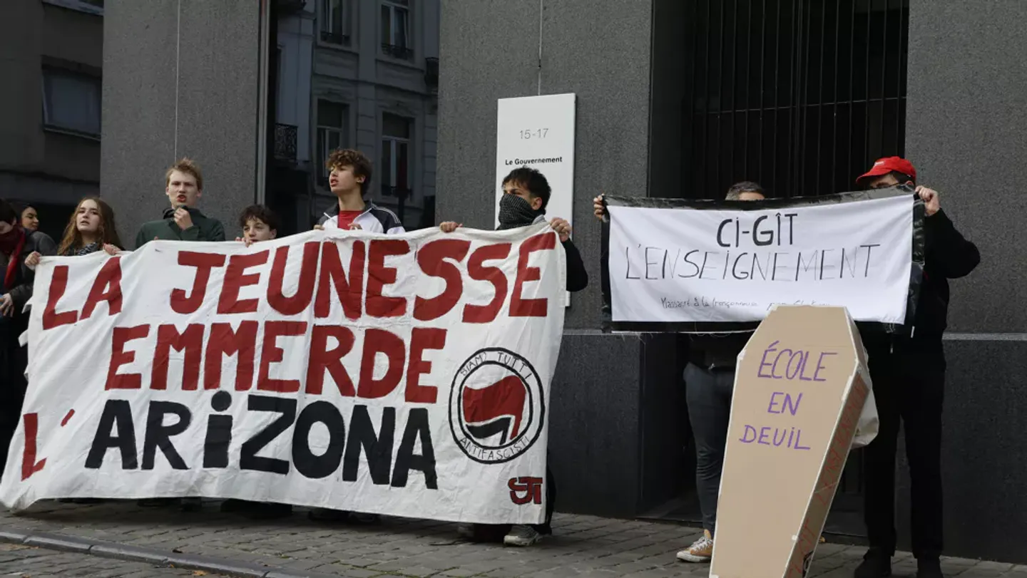 Franstalige leerkrachten protesteren massaal tegen besparingen; politie grijpt in bij betoging