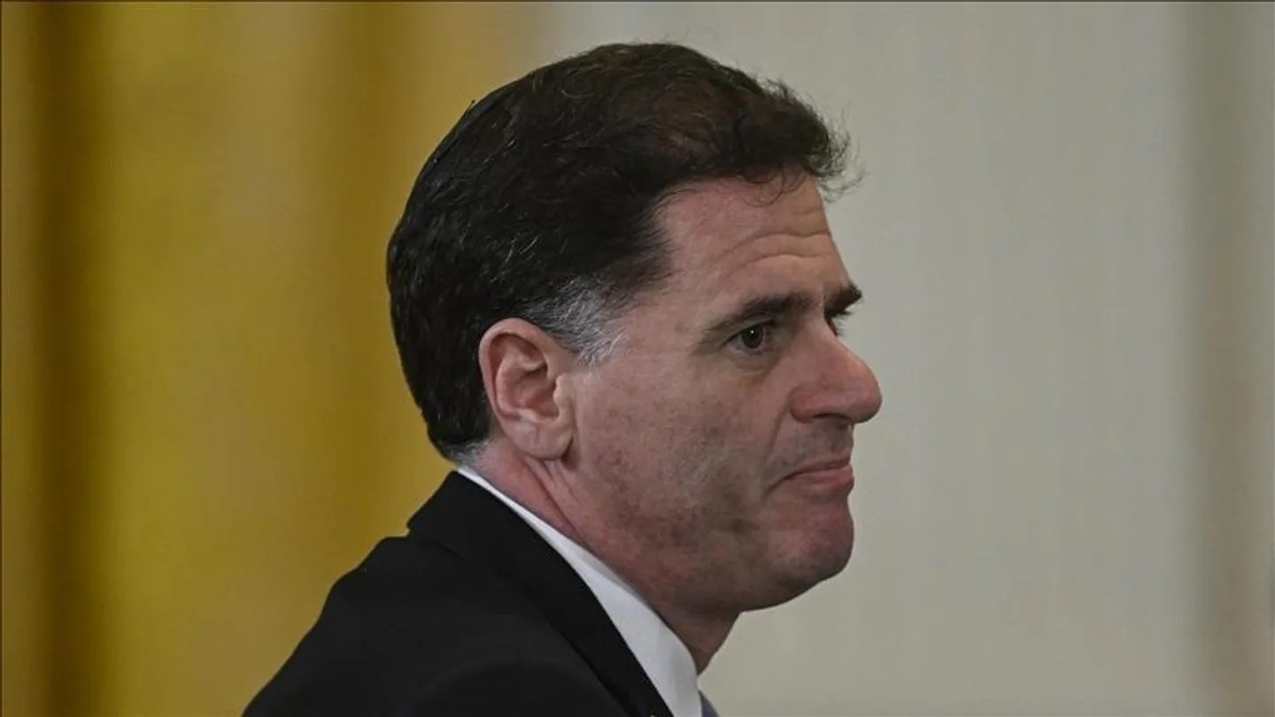 عُرف بقربه من نتنياهو.. وزير الشؤون الاستراتيجية رون ديرمر يقدم استقالته