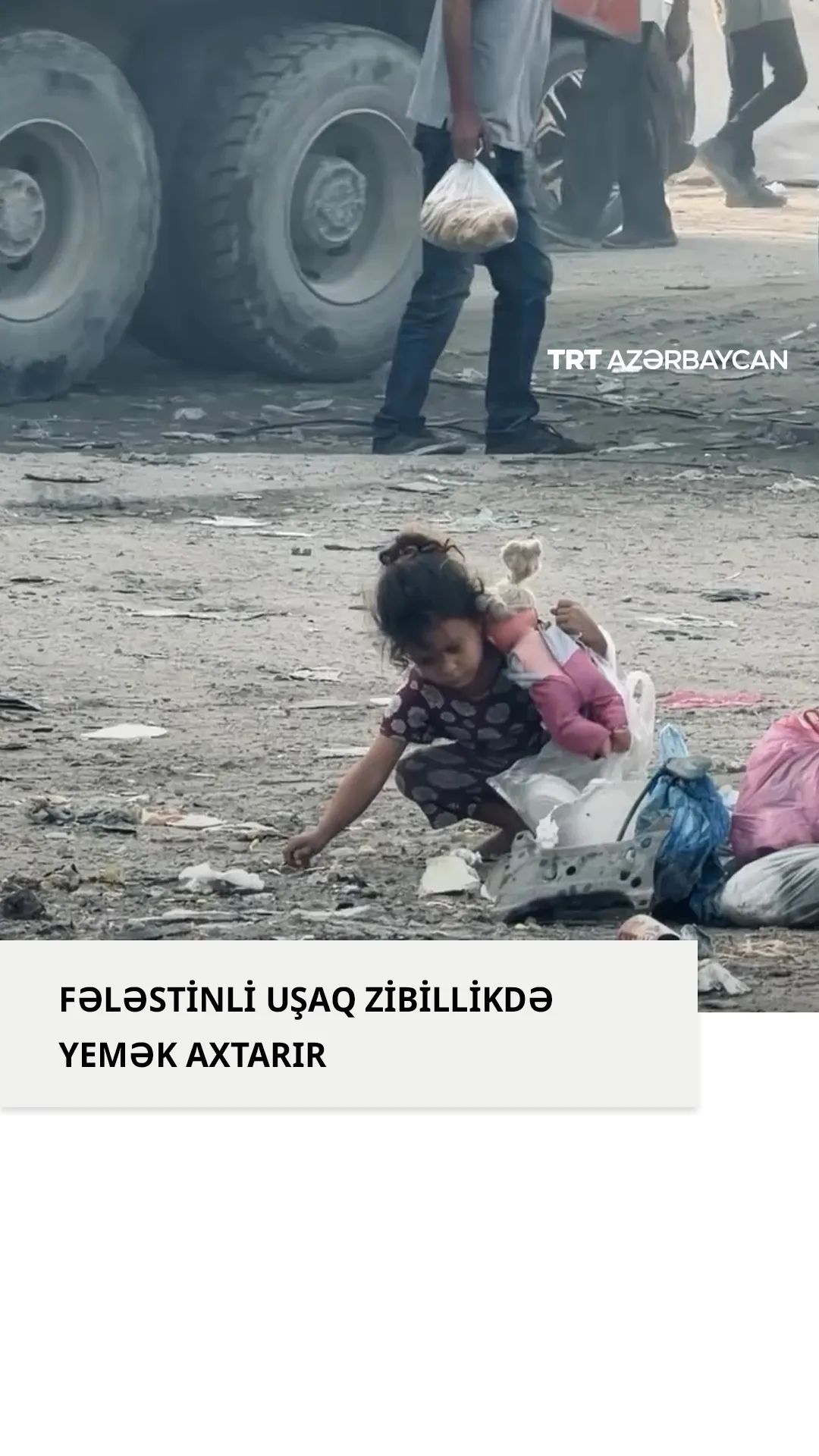 Fələstinli uşaq zibillikdə yemək axtarır