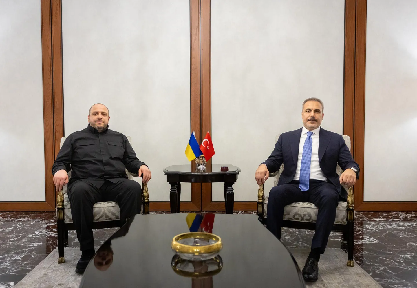 Ministri i Jashtëm i Türkiyes takohet me sekretarin ukrainas të Këshillit të Sigurisë Kombëtare