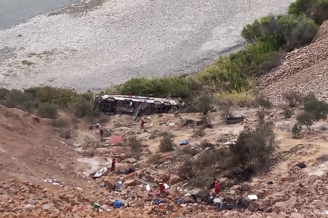 Peru bus crash kills at least 37 after plunging into ravine