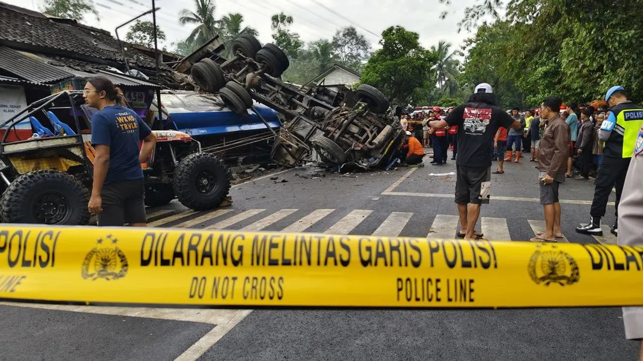 Truk tangki tabrak minibus di Purworejo, satu tewas dan tiga lainnya luka-luka