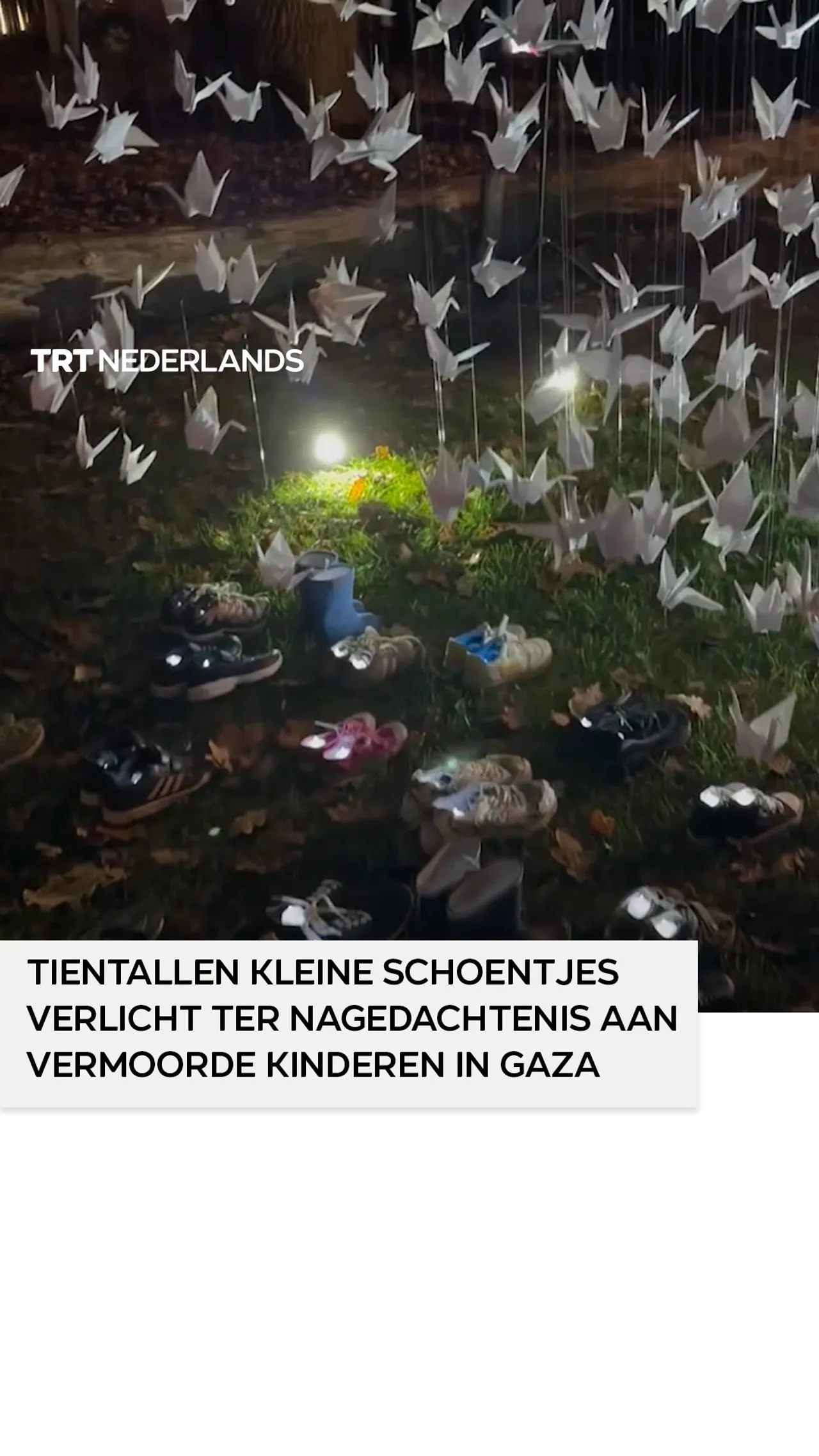 Tientallen kleine schoentjes verlicht ter nagedachtenis aan vermoorde kinderen in Gaza