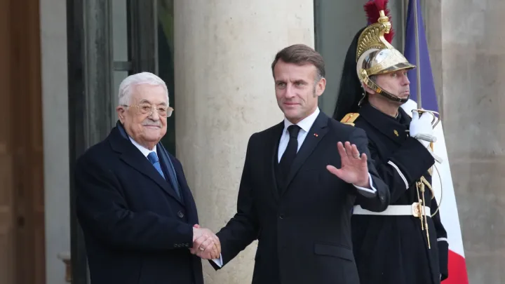 عباس من باريس: لا بد من إنهاء كارثة غزة وإجراء انتخابات خلال عام.. وماكرون يحذر إسرائيل من الاستيطان