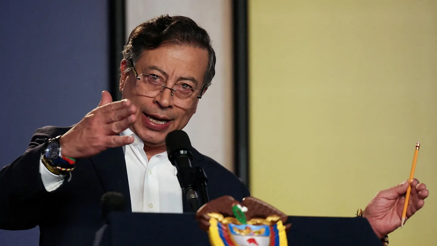 Gustavo Petro ordena suspensão de partilha de informações com os EUA em meio a tensões nas Caraíbas