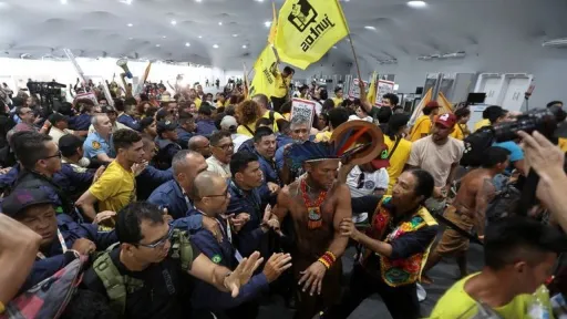 Manifestantes invadem COP30 e entram em confronto com seguranças da ONU