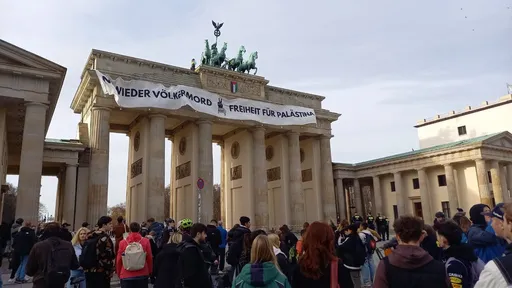 Aktivistët ngjiten në Portën e Brandenburgut, protestojnë qëndrimin e Gjermanisë ndaj luftës në Gaza