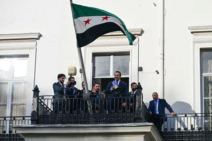 بعد 13 عاماً من الإغلاق.. سوريا تعيد افتتاح سفارتها في لندن