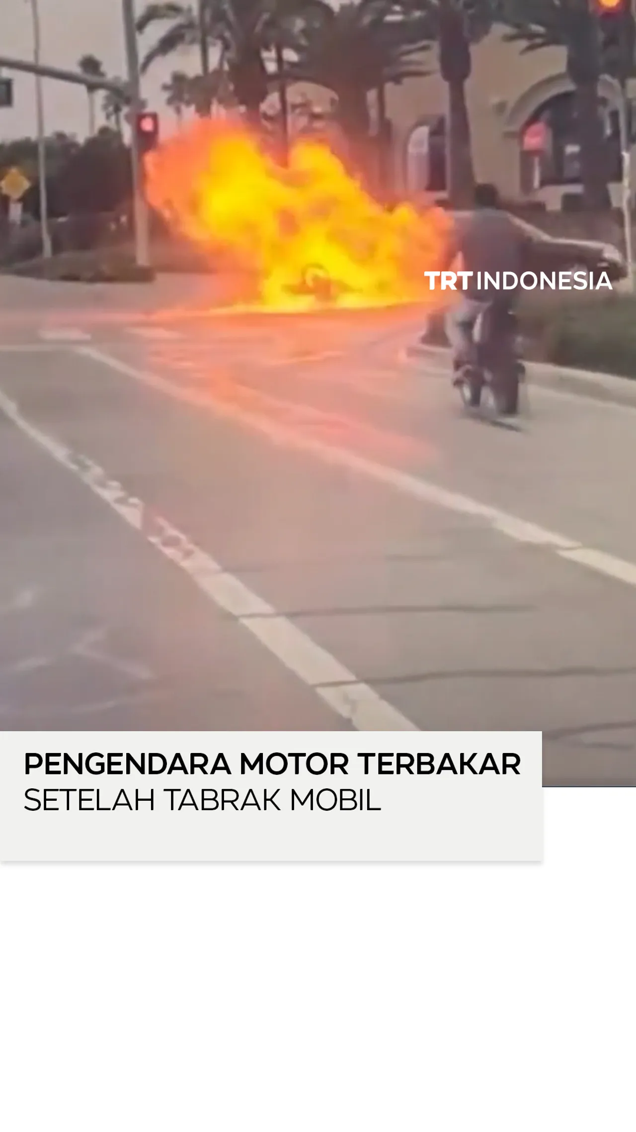 Pengendara motor terbakar setelah menabrak mobil
