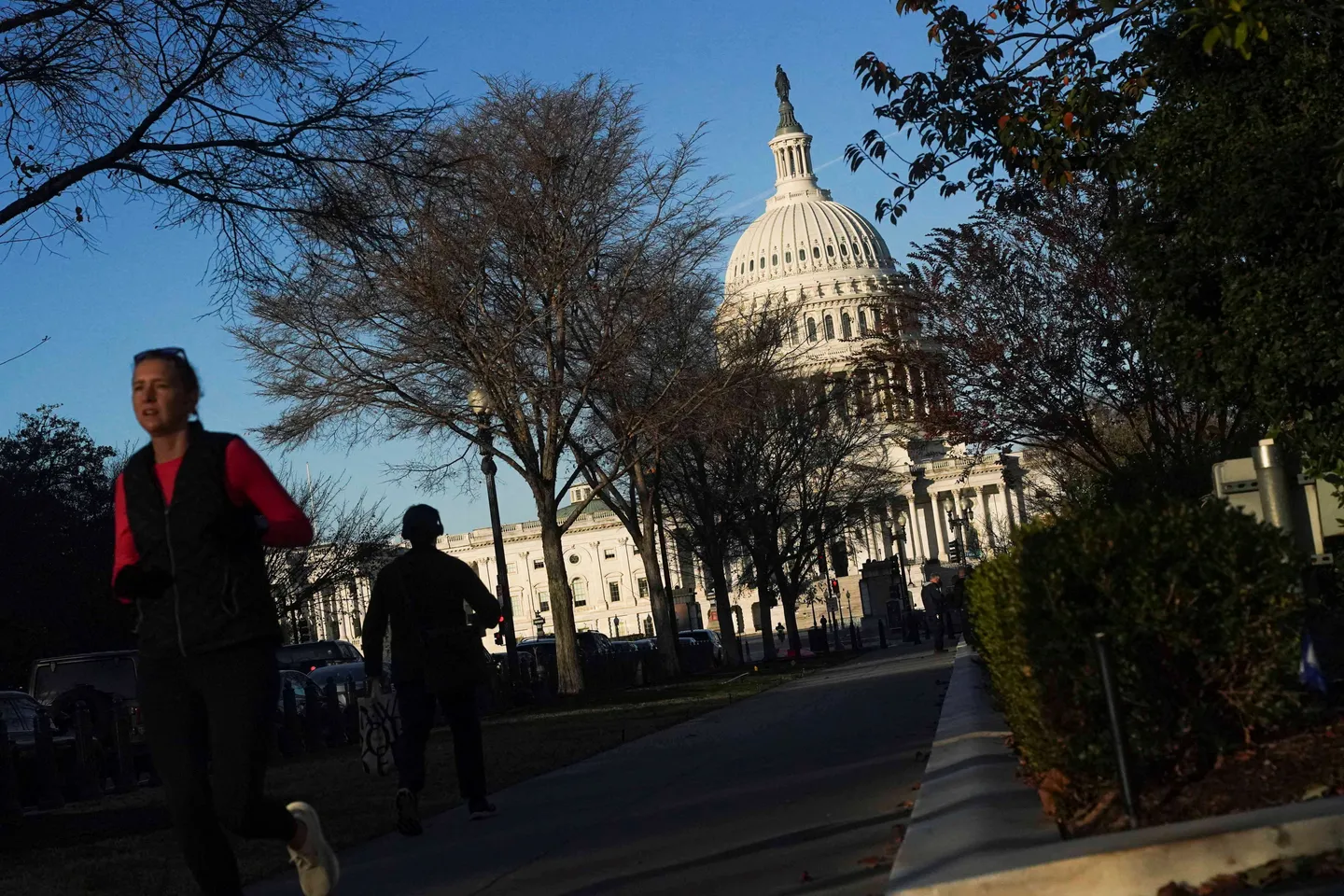 بعد إنهاء أطول إغلاق حكومي في البلاد .. الوزارات الأمريكية تعلن استئناف عملها