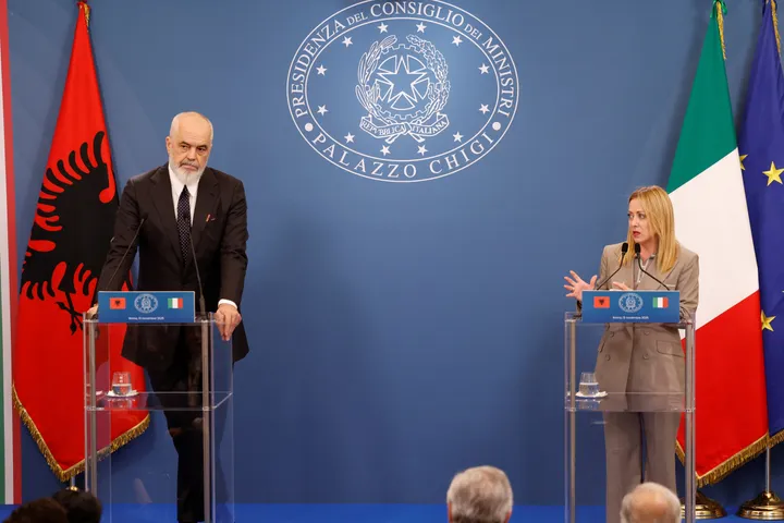 Мелони: Многумина се обидуваат да го забават мигрантскиот модел со Албанија, но тој се движи напред