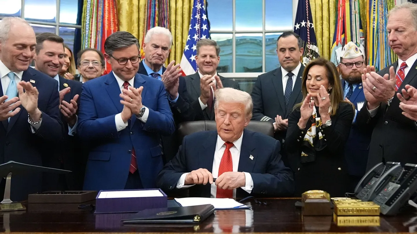 بعد 43 يوماً من الشلل.. واشنطن تُنهي الإغلاق الحكومي بتوقيع ترمب قانون التمويل