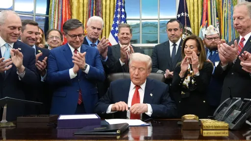 بعد 43 يوماً من الشلل.. واشنطن تُنهي الإغلاق الحكومي بتوقيع ترمب قانون التمويل