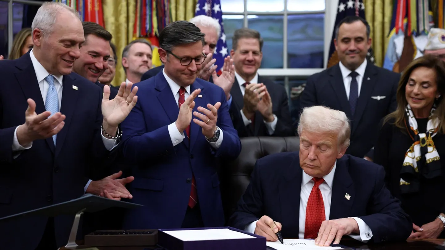 ترامپ با امضا لایحه تامین بودجه به تعطیلی تاریخی دولت پایان داد