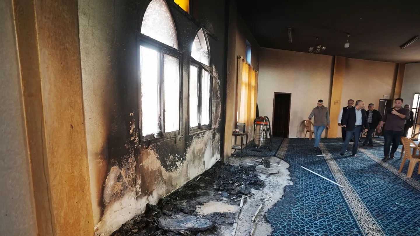الضفة.. مستوطنون يحرقون مسجداً ويصيبون شاباً بالرصاص وسط حملة اعتقالات واسعة