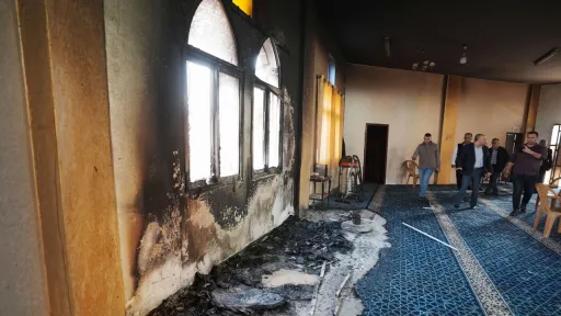 الضفة.. مستوطنون يحرقون مسجداً ويصيبون شاباً بالرصاص وسط حملة اعتقالات واسعة