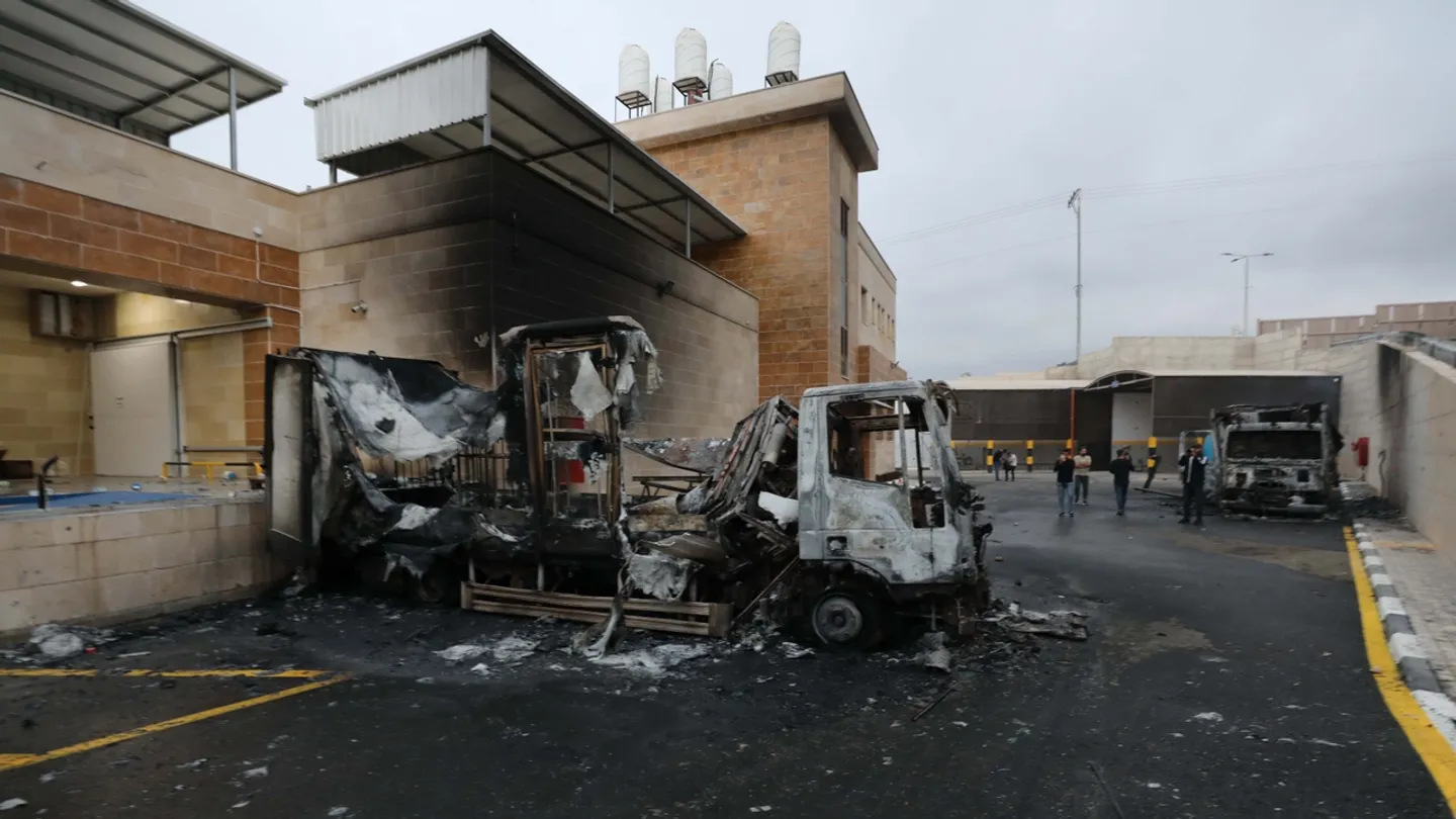 Colonos israelitas ilegais incendeiam mesquita na Cisjordânia ocupada e escrevem mensagens de ódio