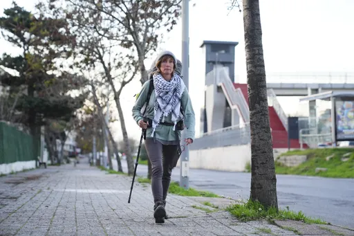 Пеш од Велика Британија до Истанбул, британска активистка собира донации за Палестинците