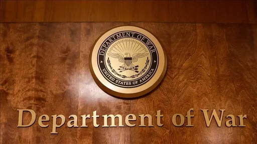 Американскиот секретар за одбрана лично постави табла „Министерство за војна“ на влезот на Пентагон