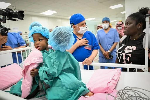 Les chirurgiens saoudiens séparent deux jumelles siamoises jamaïcaines avec succès