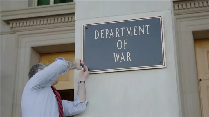 Pllaka “Departamenti i Luftës” vendoset në hyrjen e Pentagonit në ShBA