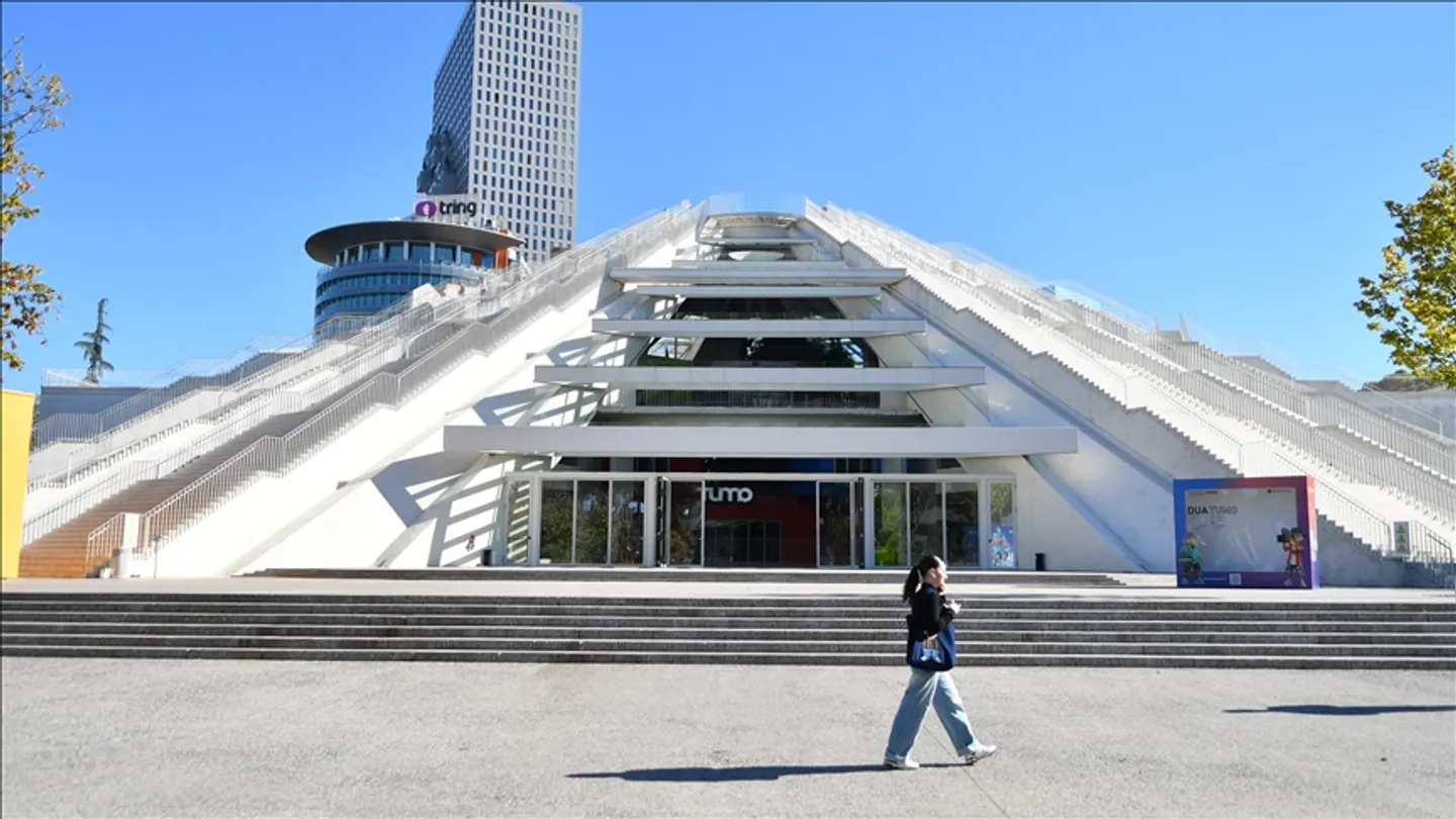 Piramida e Tiranës, nga muze e ish-diktatorit Enver Hoxha në një atraksion turistik