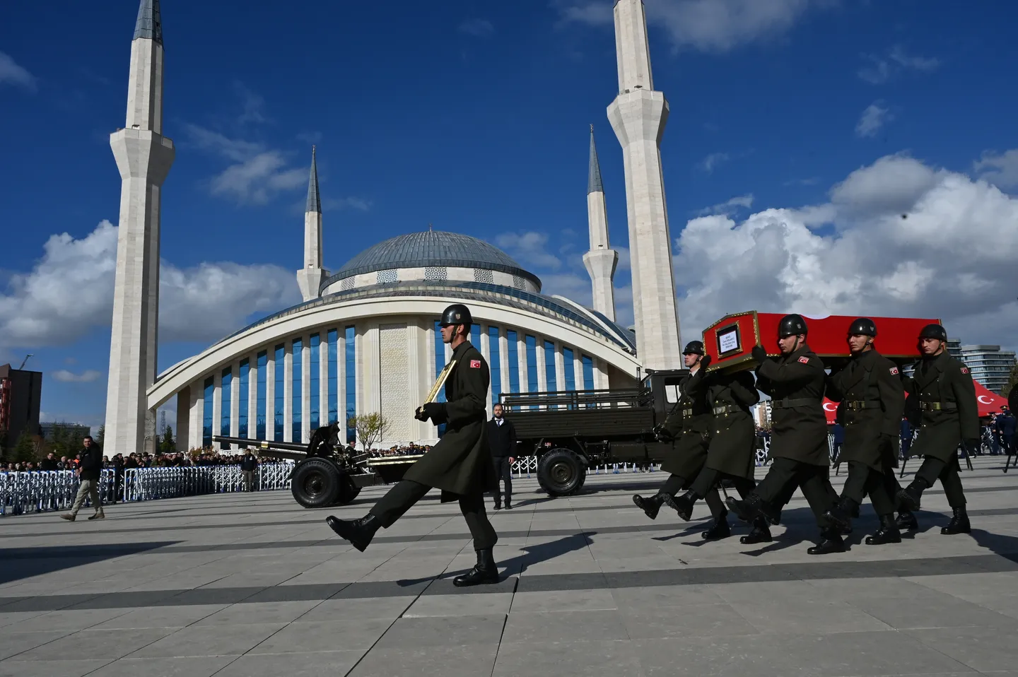 Cerimonia funebre per i soldati morti nell'incidente aereo al confine tra Azerbaigian e Georgia