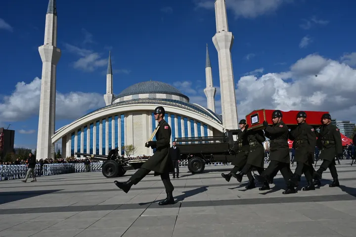 Cerimonia funebre per i soldati morti nell'incidente aereo al confine tra Azerbaigian e Georgia