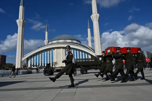 Cerimonia funebre per i soldati morti nell'incidente aereo al confine tra Azerbaigian e Georgia