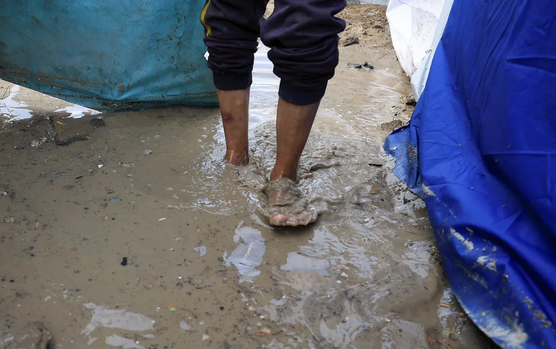 Desplazados y empapados: primeras lluvias del invierno golpean sin piedad a los palestinos en Gaza