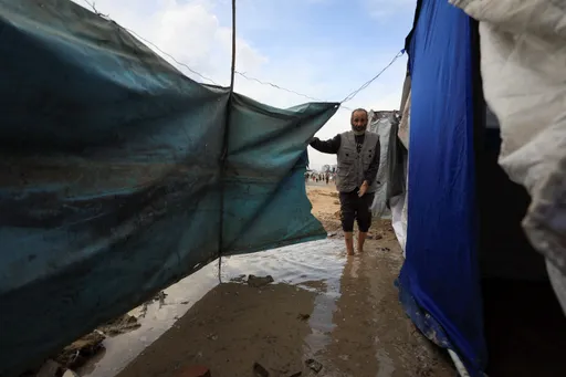 منخفض جوي يفاقم مأساة نازحي غزة.. والدفاع المدني: غرق مئات الخيام ونزوح داخلي جديد