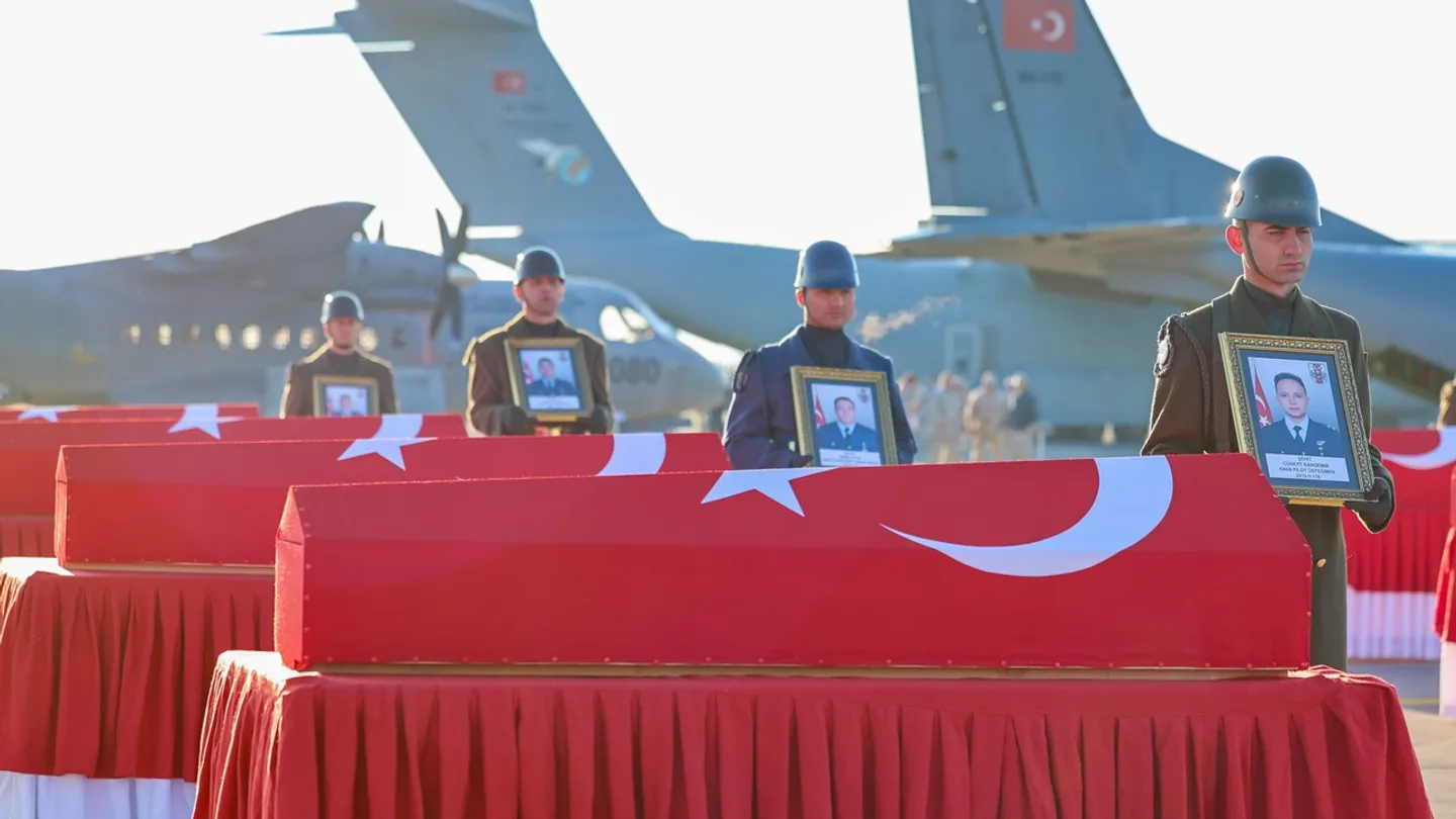 Cerimónia realizada na Türkiye em homenagem aos soldados que morreram na queda do avião