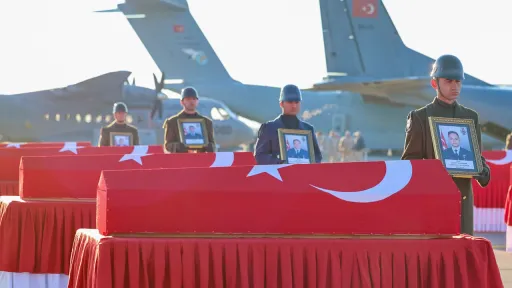Cerimónia realizada na Türkiye em homenagem aos soldados que morreram na queda do avião