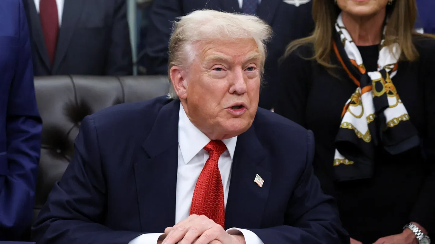 Трамп бюджет заңына қол қойды