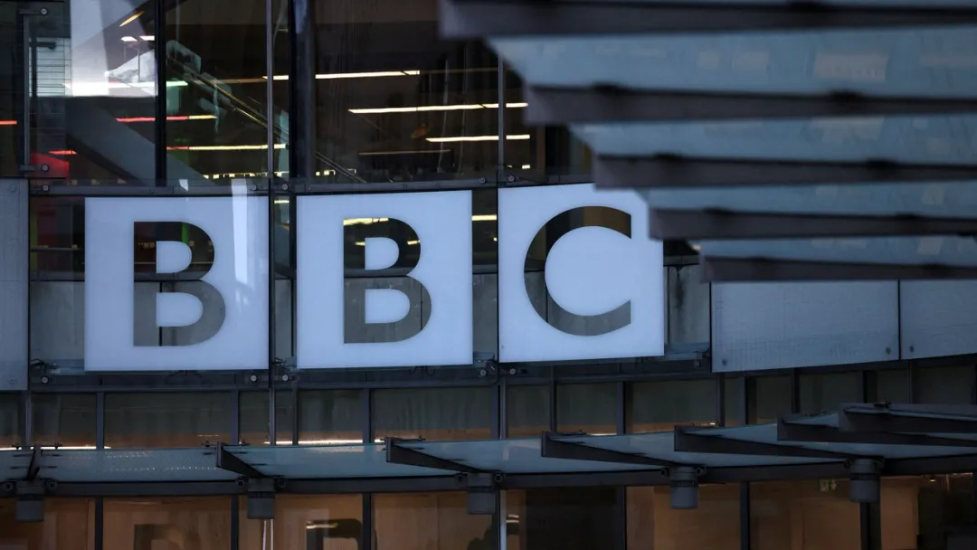 BBC تعتذر لترمب عن "تعديل مُضلّل لخطاب قديم" وترفض دفع تعويضات لـ"عدم وجود أساس قضائي"