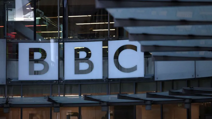 BBC تعتذر لترمب عن "تعديل مُضلّل لخطاب قديم" وترفض دفع تعويضات لـ"عدم وجود أساس قضائي"