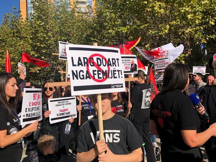Protestë në Tiranë kundër ligjit “Për barazinë gjinore”, thirrje Begajt të mos e dekretojë