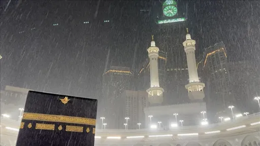 Pelegrinët myslimanë përqafojnë reshjet e rralla në Mekë gjatë tavafit rreth Qabes