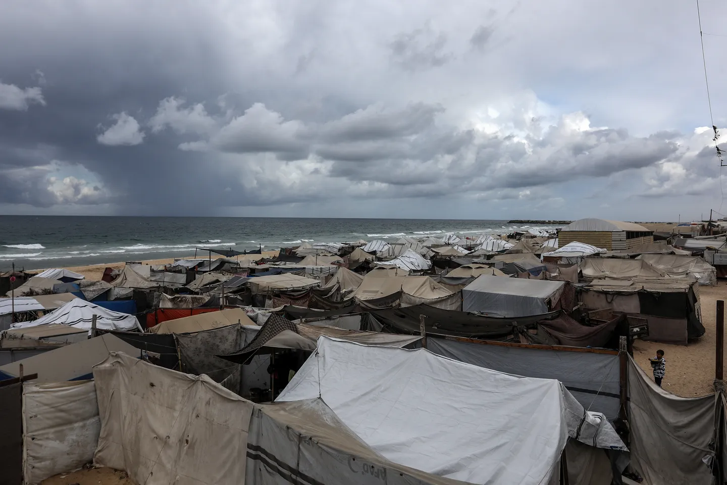 نازحو غزة يواجهون كارثة إنسانية.. غرق عشرات الخيام بمياه الأمطار و74% منها غير صالحة للسكن