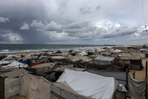 نازحو غزة يواجهون كارثة إنسانية.. غرق عشرات الخيام بمياه الأمطار و74% منها غير صالحة للسكن