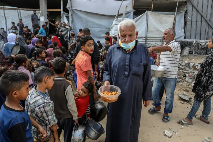 Humanitarne organizacije dijele hranu raseljenim Palestincima u Gazi