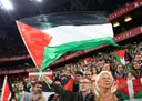 Aficionados muestran un apoyo masivo a Palestina durante partido de fútbol en Bilbao, España